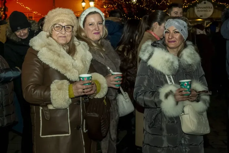 Unatoč minusu, one su ukrale show: Legice u crnim minjacima i visokim čizmama zapalile Osijek