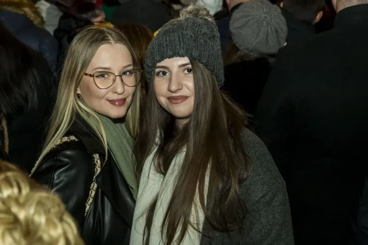 Unatoč minusu, one su ukrale show: Legice u crnim minjacima i visokim čizmama zapalile Osijek