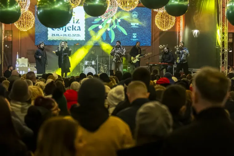 Unatoč minusu, one su ukrale show: Legice u crnim minjacima i visokim čizmama zapalile Osijek