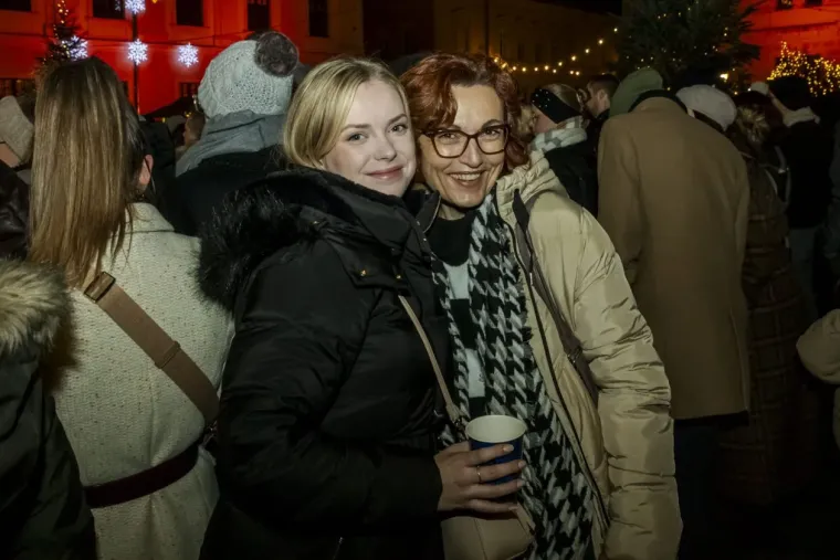 Unatoč minusu, one su ukrale show: Legice u crnim minjacima i visokim čizmama zapalile Osijek