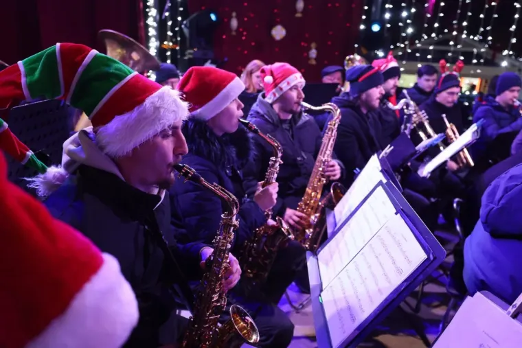 Bijelim krznom sakrile se od hladnoće: Dvije Karlovčanke u maniri holivudskih diva