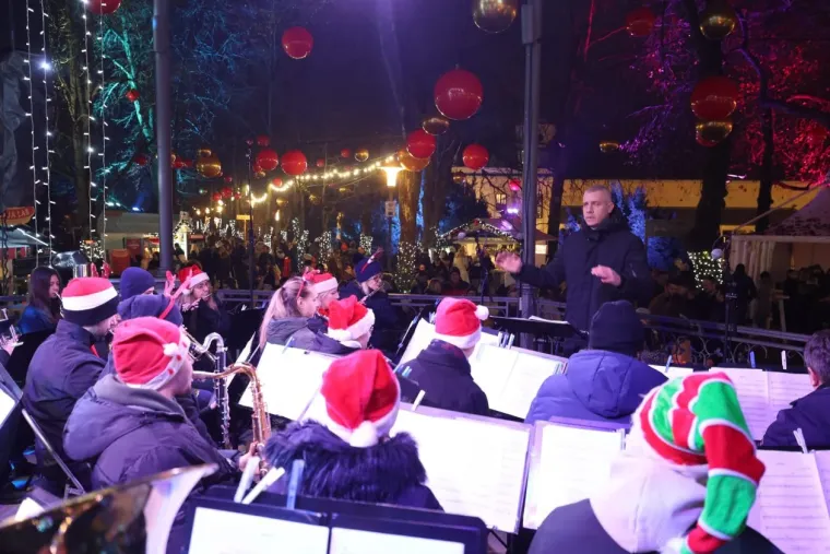 Bijelim krznom sakrile se od hladnoće: Dvije Karlovčanke u maniri holivudskih diva