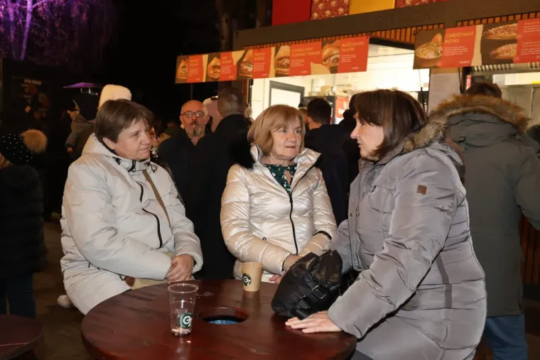 Bijelim krznom sakrile se od hladnoće: Dvije Karlovčanke u maniri holivudskih diva