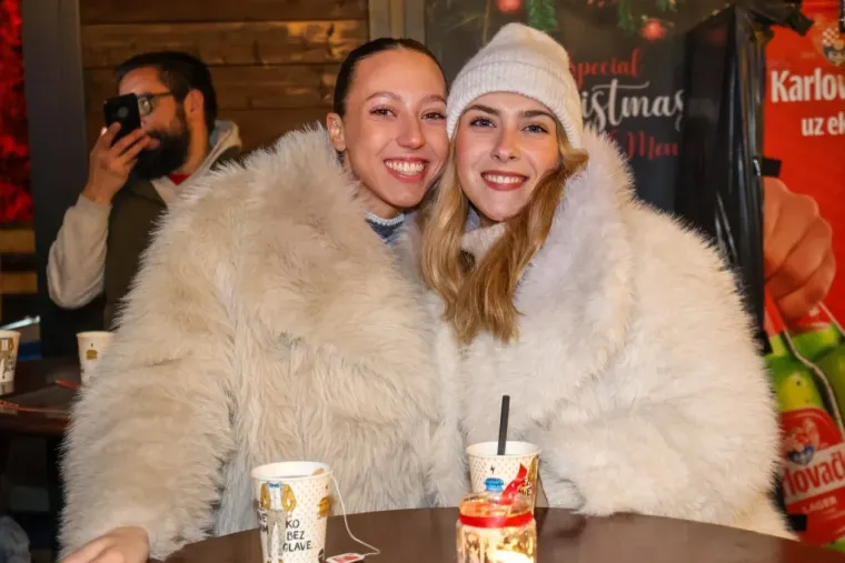Bijelim krznom sakrile se od hladnoće: Dvije Karlovčanke u maniri holivudskih diva