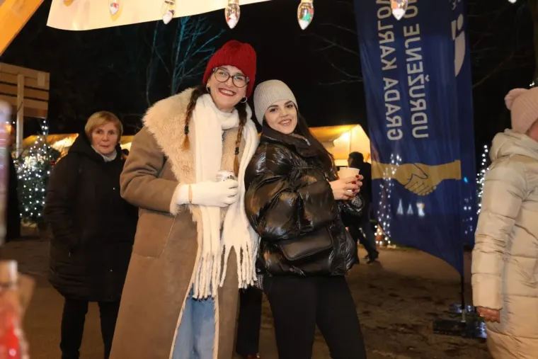 Bijelim krznom sakrile se od hladnoće: Dvije Karlovčanke u maniri holivudskih diva