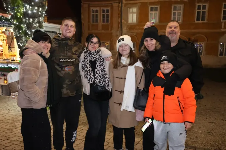 Bijelim krznom sakrile se od hladnoće: Dvije Karlovčanke u maniri holivudskih diva