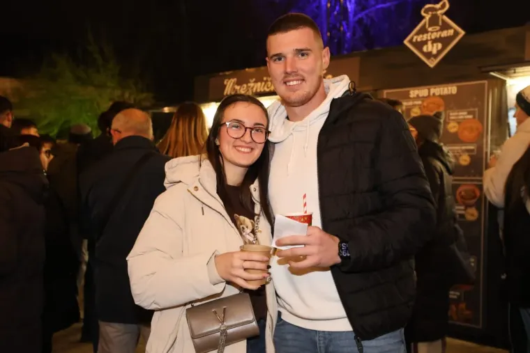 Bijelim krznom sakrile se od hladnoće: Dvije Karlovčanke u maniri holivudskih diva