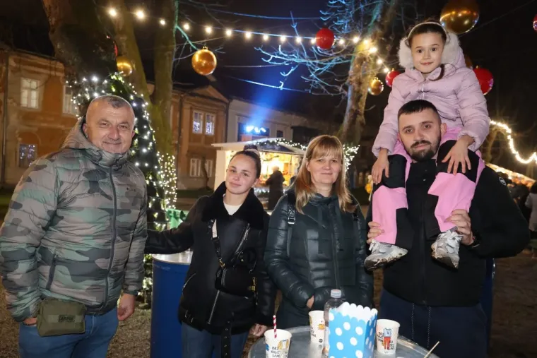 Bijelim krznom sakrile se od hladnoće: Dvije Karlovčanke u maniri holivudskih diva