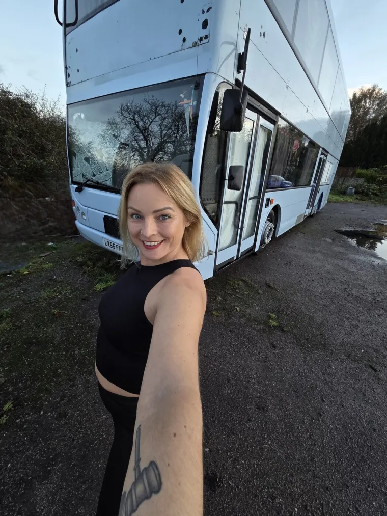 Uložila je vrtoglavi iznos i od autobusa stvorila dom iz snova: Izgleda kao pravi mali raj