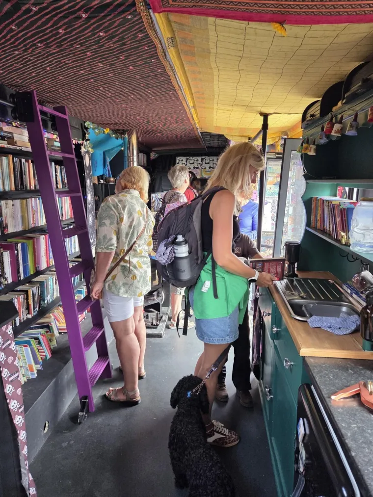 Uložila je vrtoglavi iznos i od autobusa stvorila dom iz snova: Izgleda kao pravi mali raj