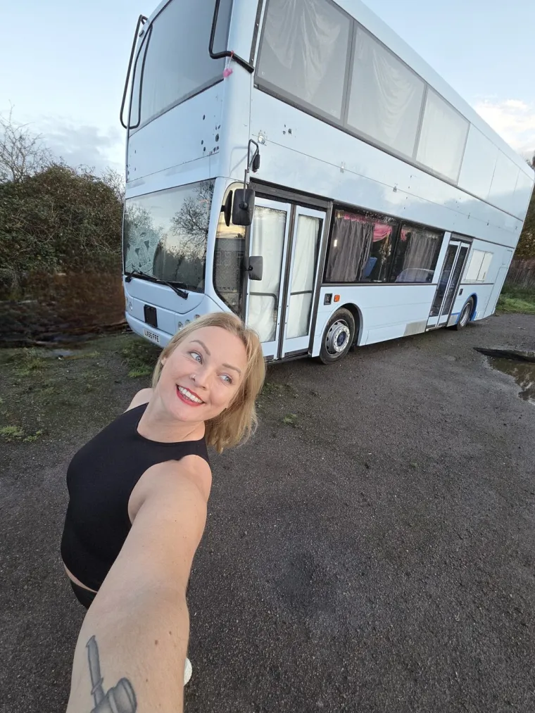 Uložila je vrtoglavi iznos i od autobusa stvorila dom iz snova: Izgleda kao pravi mali raj