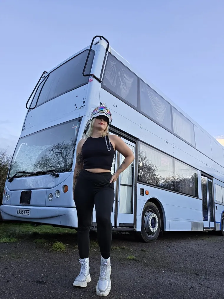 Uložila je vrtoglavi iznos i od autobusa stvorila dom iz snova: Izgleda kao pravi mali raj