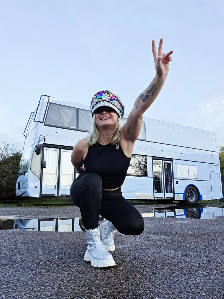 Uložila je vrtoglavi iznos i od autobusa stvorila dom iz snova: Izgleda kao pravi mali raj