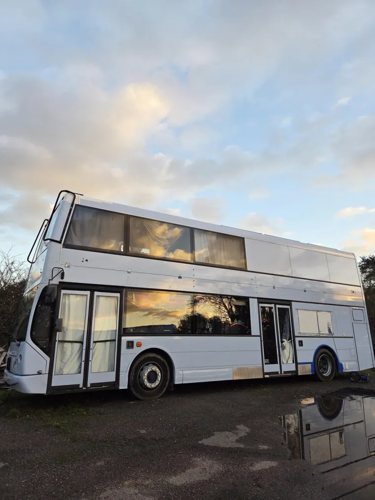 Uložila je vrtoglavi iznos i od autobusa stvorila dom iz snova: Izgleda kao pravi mali raj