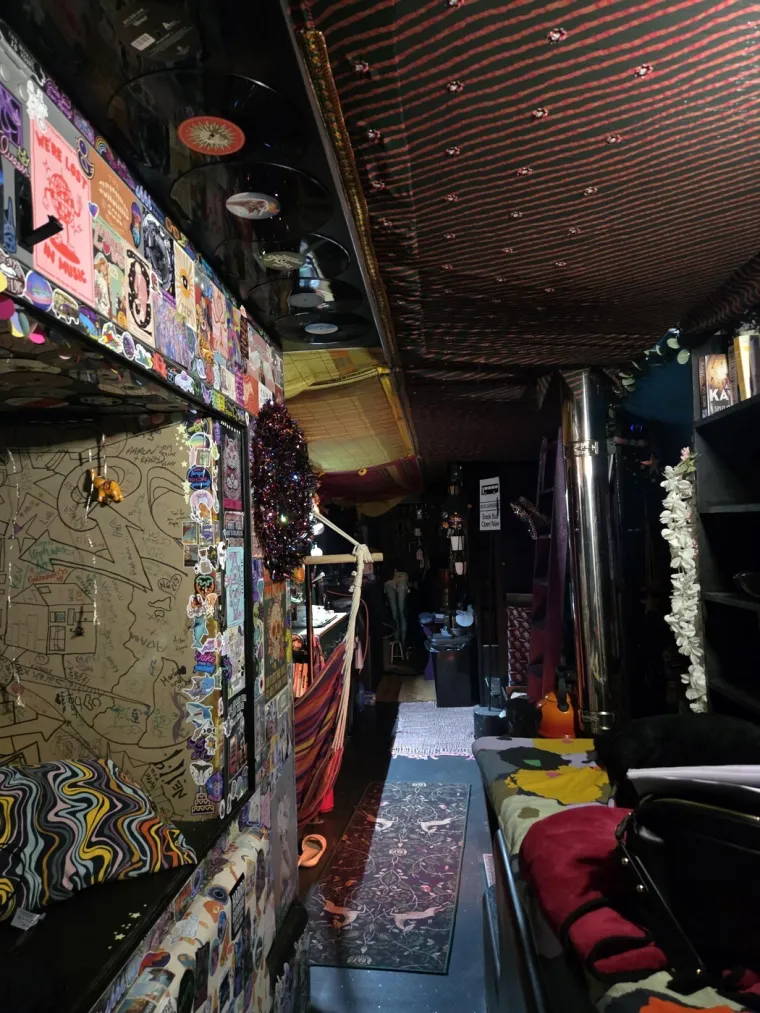 Uložila je vrtoglavi iznos i od autobusa stvorila dom iz snova: Izgleda kao pravi mali raj