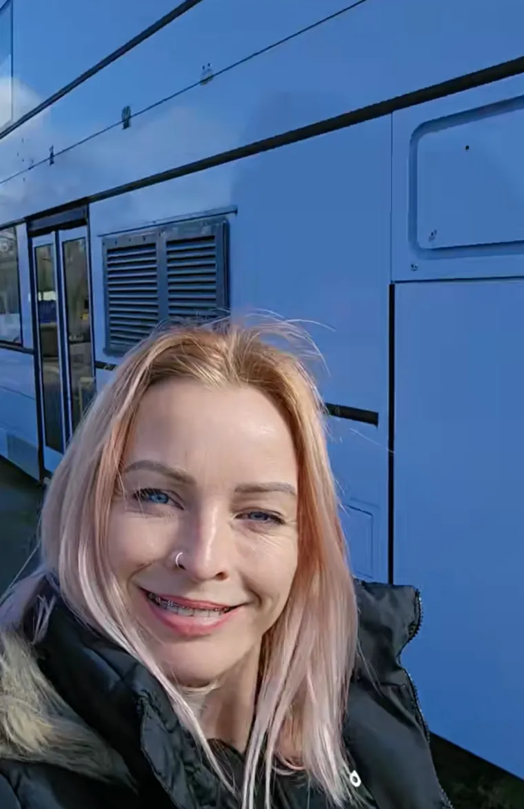 Uložila je vrtoglavi iznos i od autobusa stvorila dom iz snova: Izgleda kao pravi mali raj