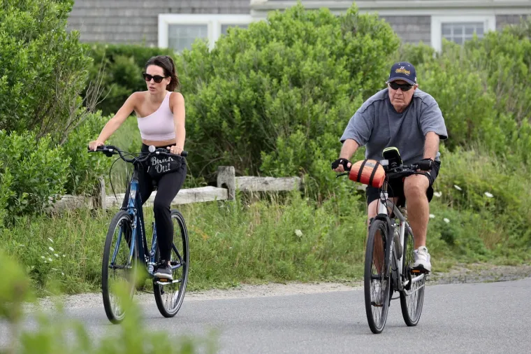 Legendarni trener hrvatskih korijena u vezi s 50 godina mlađom misicom: 'Volimo se javno'