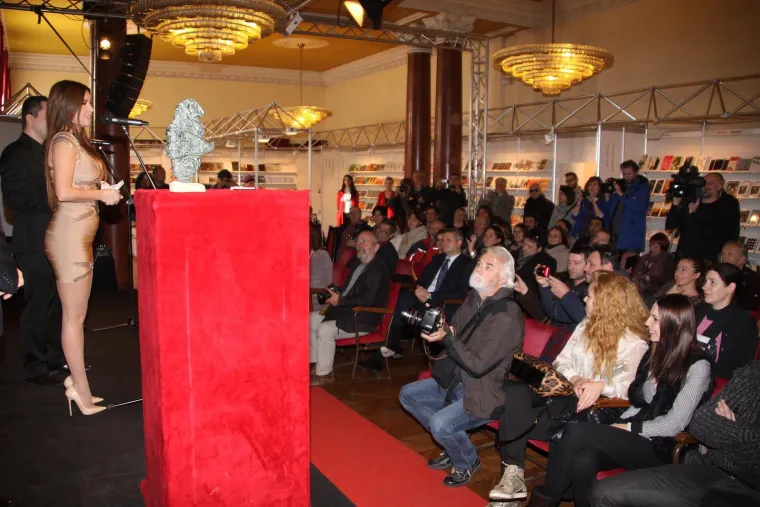 Grudi u prvom planu i mini haljina: Ovako je Nives Celzijus izgledala kada joj je dodijeljen Kiklop