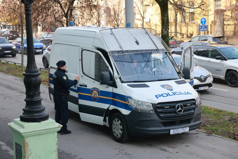 Ovo je osumnjičeni dječji psihijatar, lice je skrivao maskom: Dirao i drogirao maloljetnike