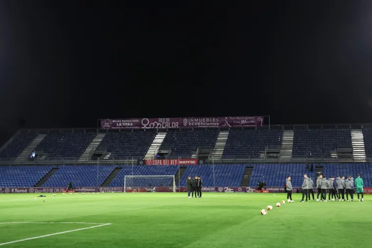 Kaos na utakmici trećeliga&scaron;a i Barce: Organizator muljao s montažnim tribinama, kasnio početak