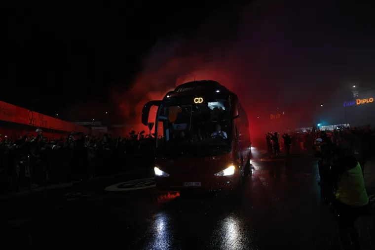 Kaos na utakmici trećeliga&scaron;a i Barce: Organizator muljao s montažnim tribinama, kasnio početak