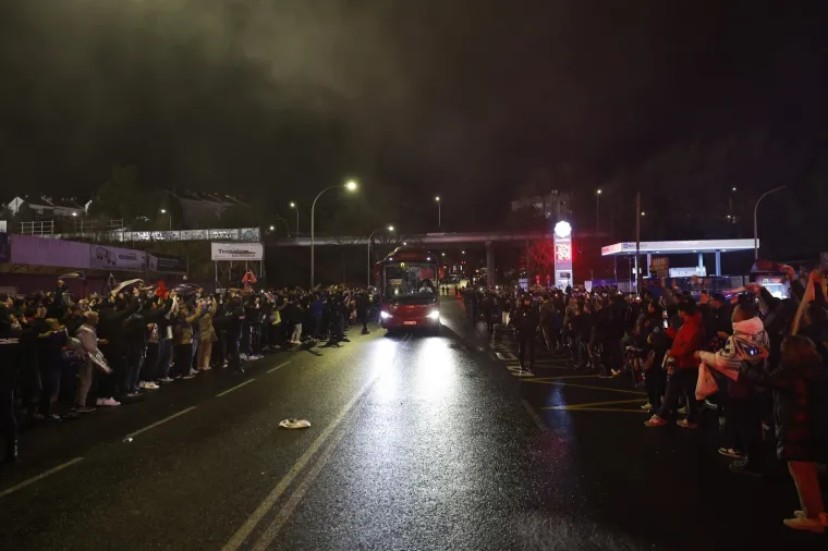 Kaos na utakmici trećeliga&scaron;a i Barce: Organizator muljao s montažnim tribinama, kasnio početak