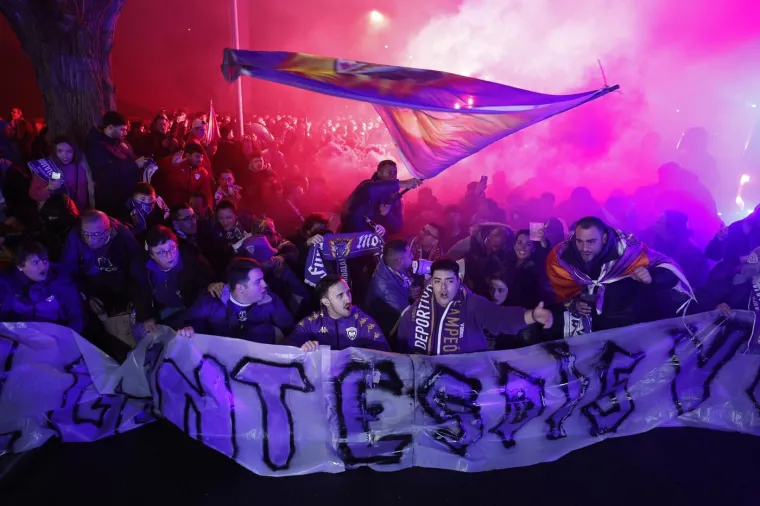 Kaos na utakmici trećeliga&scaron;a i Barce: Organizator muljao s montažnim tribinama, kasnio početak