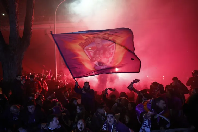 Kaos na utakmici trećeliga&scaron;a i Barce: Organizator muljao s montažnim tribinama, kasnio početak