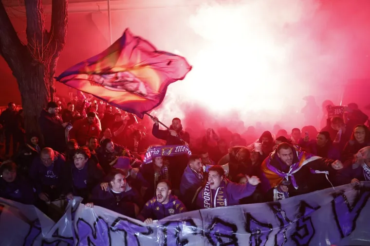 Kaos na utakmici trećeliga&scaron;a i Barce: Organizator muljao s montažnim tribinama, kasnio početak