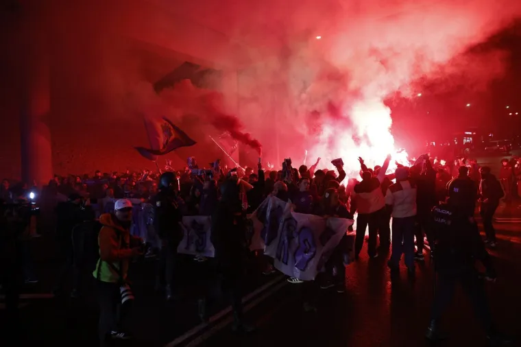 Kaos na utakmici trećeliga&scaron;a i Barce: Organizator muljao s montažnim tribinama, kasnio početak