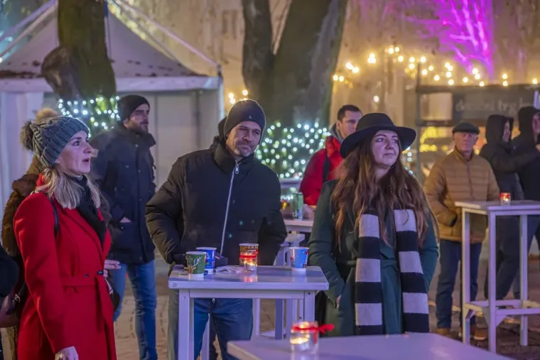 Nikad ljep&scaron;i Advent: Kovrčava djevojka s osmijehom od milijun dolara obilježila večer u Karlovcu