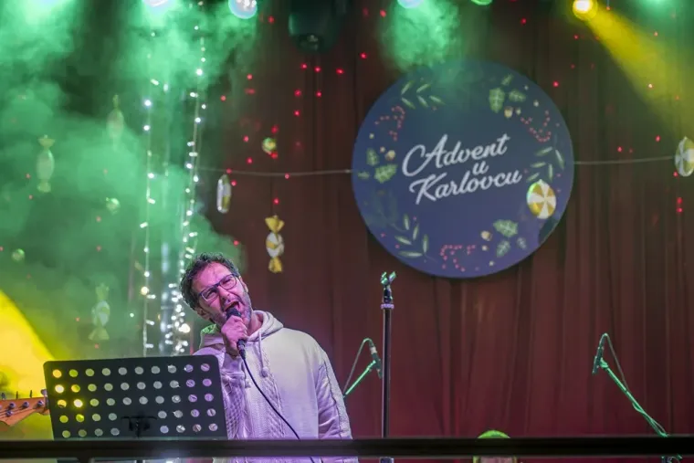 Nikad ljep&scaron;i Advent: Kovrčava djevojka s osmijehom od milijun dolara obilježila večer u Karlovcu