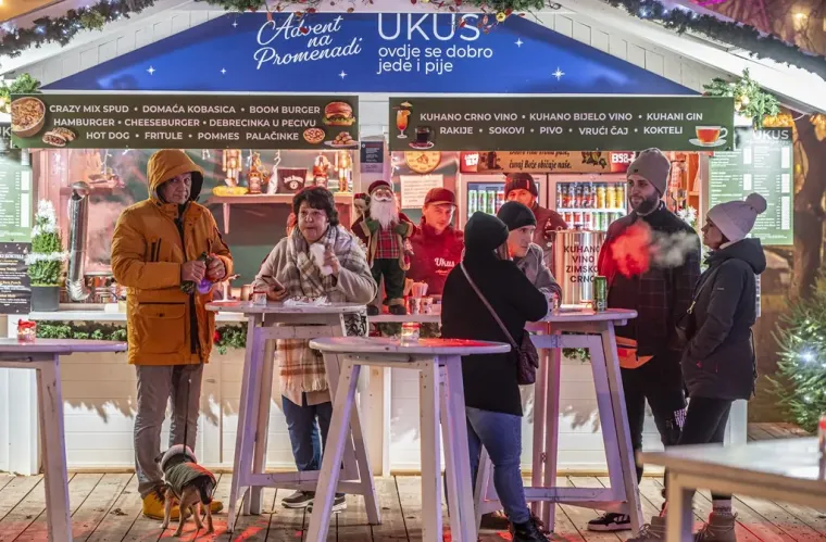 Nikad ljep&scaron;i Advent: Kovrčava djevojka s osmijehom od milijun dolara obilježila večer u Karlovcu