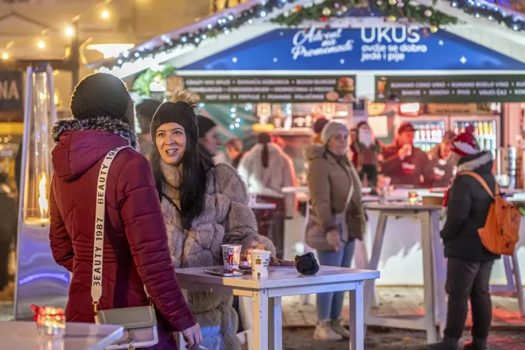 Nikad ljep&scaron;i Advent: Kovrčava djevojka s osmijehom od milijun dolara obilježila večer u Karlovcu