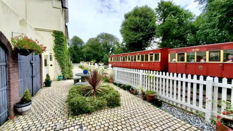 Biste li se budili uz pogled na vlak i zvuk parne lokomotive? I za sve to morate izdvojiti paprenu cifru