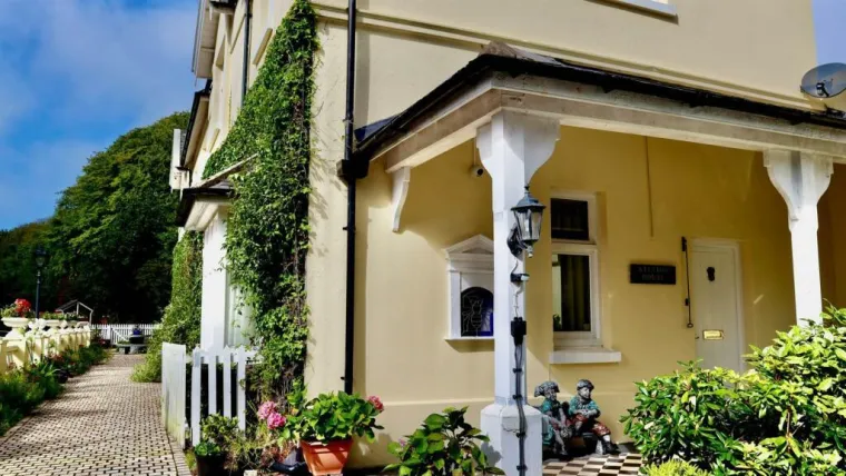 Biste li se budili uz pogled na vlak i zvuk parne lokomotive? I za sve to morate izdvojiti paprenu cifru