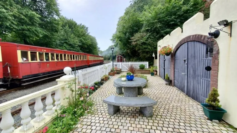 Biste li se budili uz pogled na vlak i zvuk parne lokomotive? I za sve to morate izdvojiti paprenu cifru