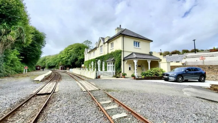 Biste li se budili uz pogled na vlak i zvuk parne lokomotive? I za sve to morate izdvojiti paprenu cifru