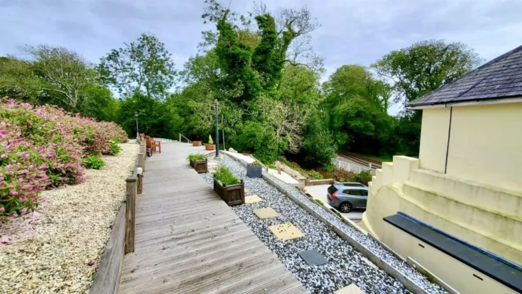 Biste li se budili uz pogled na vlak i zvuk parne lokomotive? I za sve to morate izdvojiti paprenu cifru