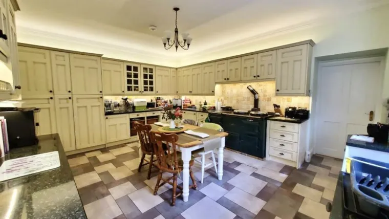 Biste li se budili uz pogled na vlak i zvuk parne lokomotive? I za sve to morate izdvojiti paprenu cifru