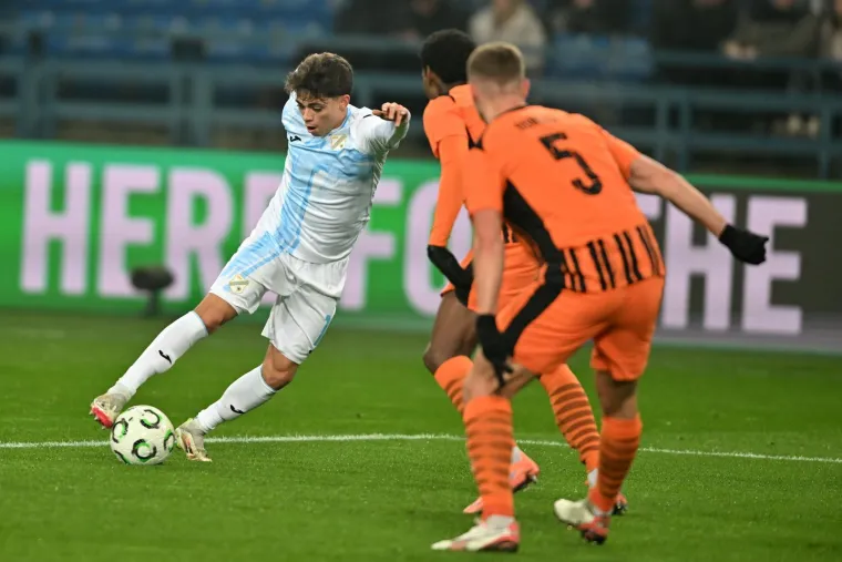 Suluda atmosfera u Krakovu: Ukrajinski svirači ukrali show, protiv Rijeke navijao i Djed Božićnjak