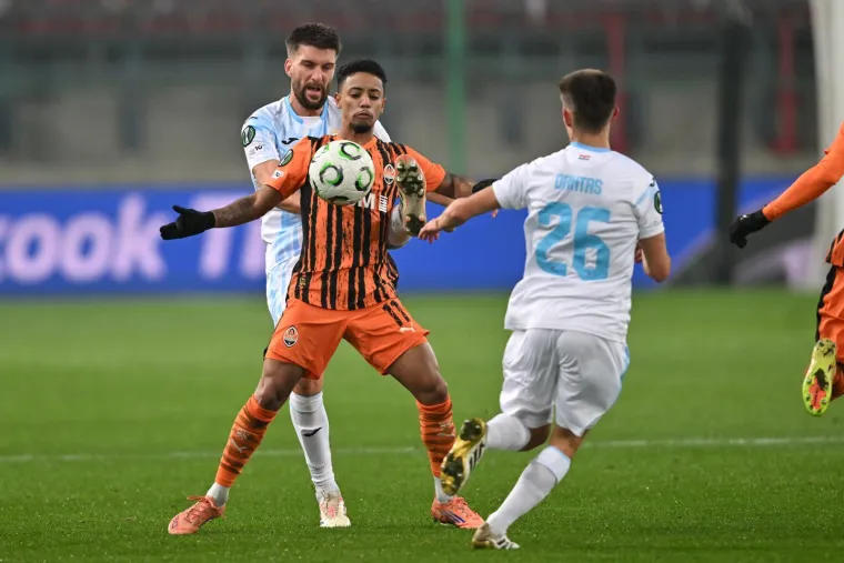 Suluda atmosfera u Krakovu: Ukrajinski svirači ukrali show, protiv Rijeke navijao i Djed Božićnjak