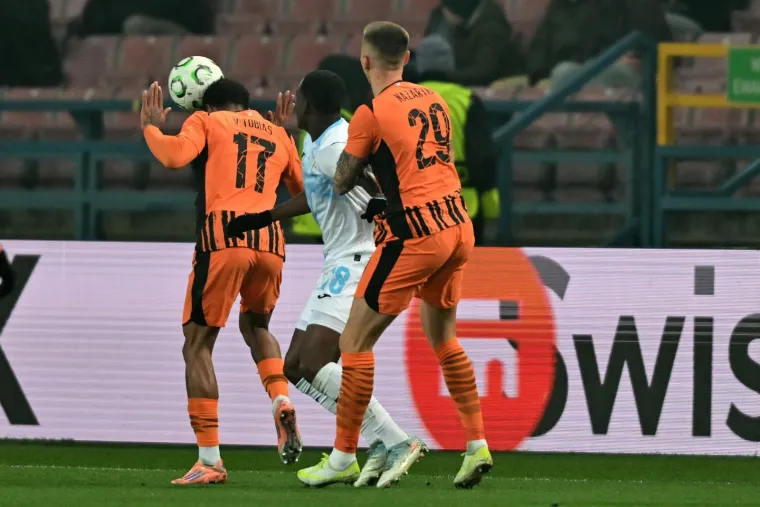 Suluda atmosfera u Krakovu: Ukrajinski svirači ukrali show, protiv Rijeke navijao i Djed Božićnjak