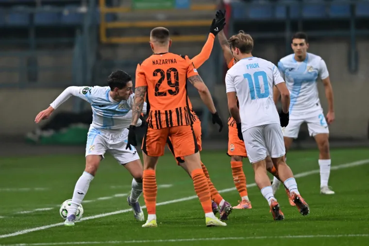 Suluda atmosfera u Krakovu: Ukrajinski svirači ukrali show, protiv Rijeke navijao i Djed Božićnjak