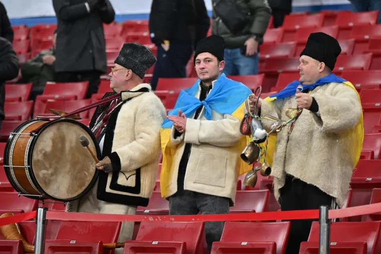 Suluda atmosfera u Krakovu: Ukrajinski svirači ukrali show, protiv Rijeke navijao i Djed Božićnjak