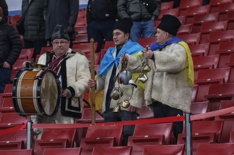Suluda atmosfera u Krakovu: Ukrajinski svirači ukrali show, protiv Rijeke navijao i Djed Božićnjak