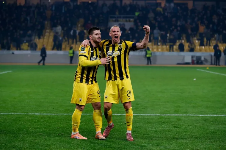 Padni mi na grudi: Vida i srpska zvijezda napravili &scaron;ou, kamere sve snimile