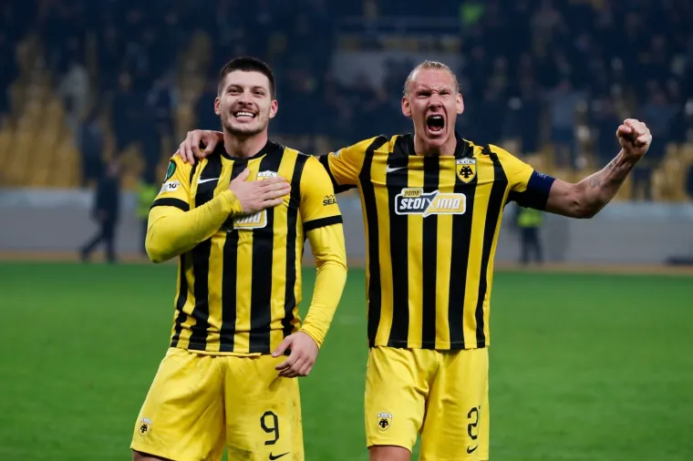 Padni mi na grudi: Vida i srpska zvijezda napravili &scaron;ou, kamere sve snimile