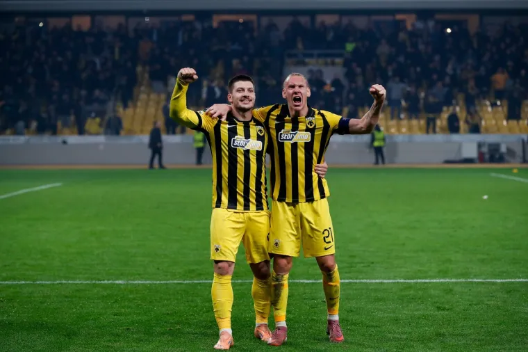 Padni mi na grudi: Vida i srpska zvijezda napravili &scaron;ou, kamere sve snimile