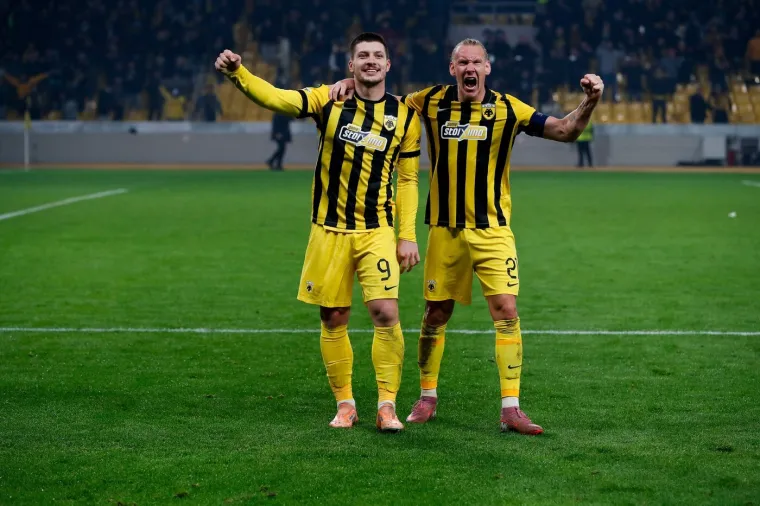 Padni mi na grudi: Vida i srpska zvijezda napravili &scaron;ou, kamere sve snimile